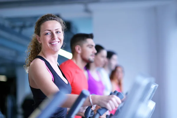 Gruppe von Menschen läuft auf Laufbändern — Stockfoto