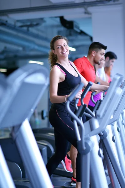 Grupo de personas que corren en cintas de correr —  Fotos de Stock