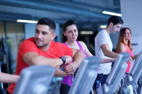 Grupo de personas que corren en cintas de correr — Foto de Stock