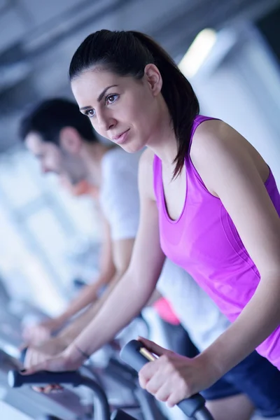 Vrouw oefenen op loopband in sportschool — Stockfoto