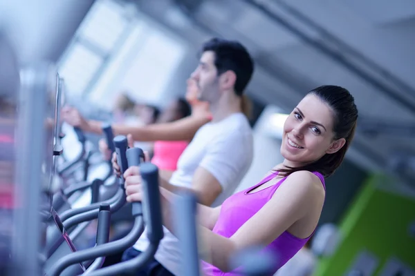 Gruppe von Menschen läuft auf Laufbändern — Stockfoto