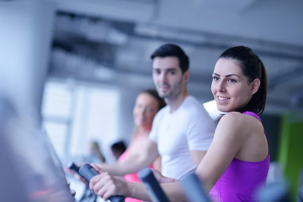 Grupo de personas que corren en cintas de correr — Foto de Stock