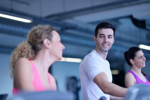 Mensen die op loopbanden lopen — Stockfoto