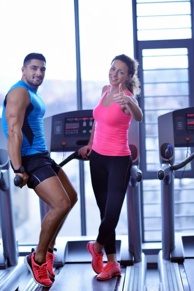 Couple attrayant à la salle de gym — Photo