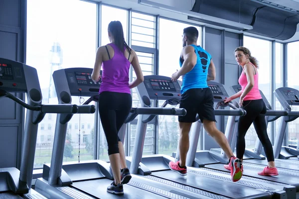 Mensen die op loopbanden lopen — Stockfoto