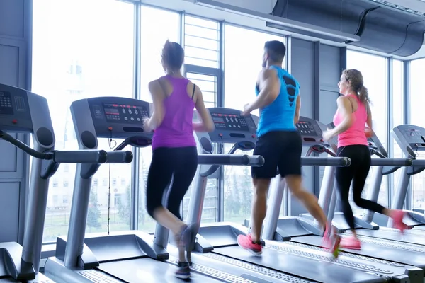 Gente corriendo en cintas de correr —  Fotos de Stock