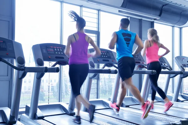 Gente corriendo en cintas de correr —  Fotos de Stock