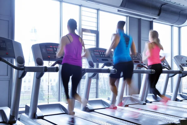 Mensen die op loopbanden lopen — Stockfoto