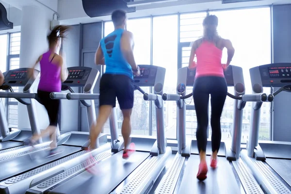 Mensen die op loopbanden lopen — Stockfoto