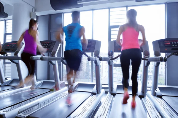 Mensen die op loopbanden lopen — Stockfoto