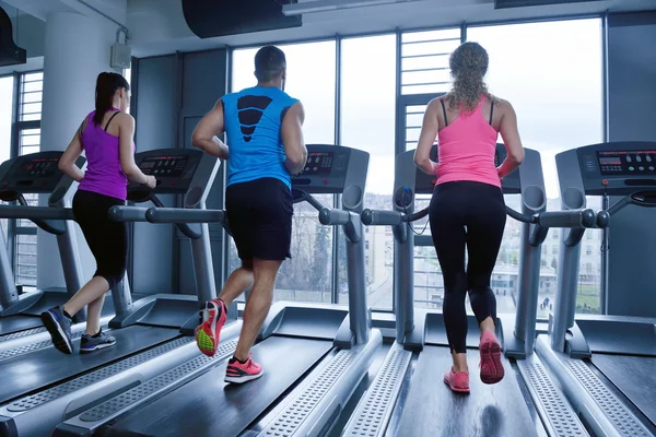 Gente corriendo en cintas de correr — Foto de Stock