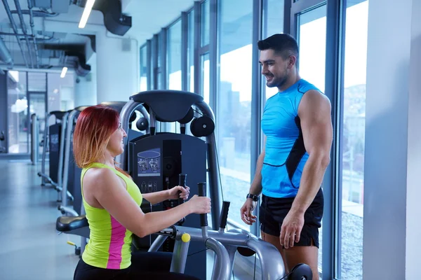 Mulher exercitando com seu personal trainer — Fotografia de Stock