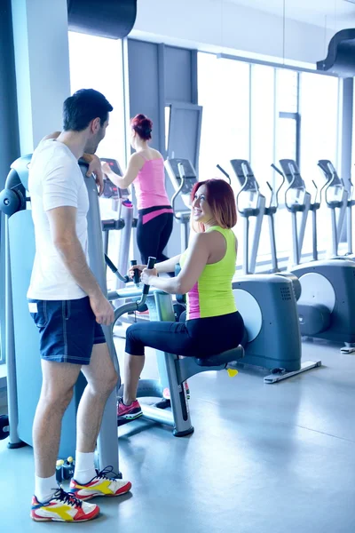 Mujer haciendo ejercicio con su entrenador personal —  Fotos de Stock