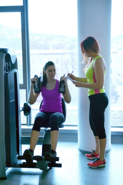 Mulher exercitando com seu personal trainer — Fotografia de Stock