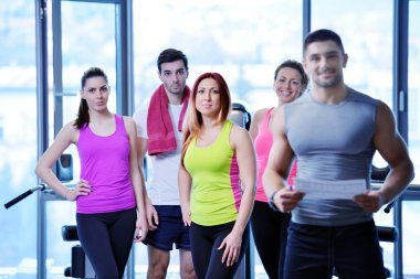 Bir grup insan spor salonunda egzersiz