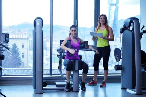 Vrouw die traint met haar personal trainer — Stockfoto