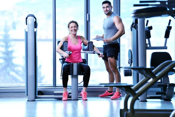 Femme faisant de l'exercice avec son entraîneur personnel — Photo