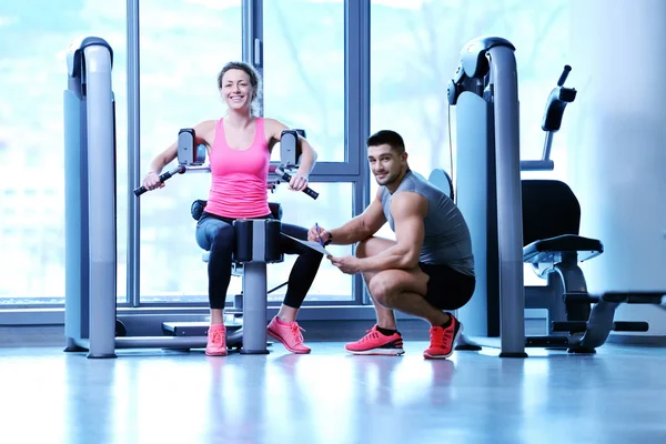 Mujer haciendo ejercicio con su entrenador personal —  Fotos de Stock