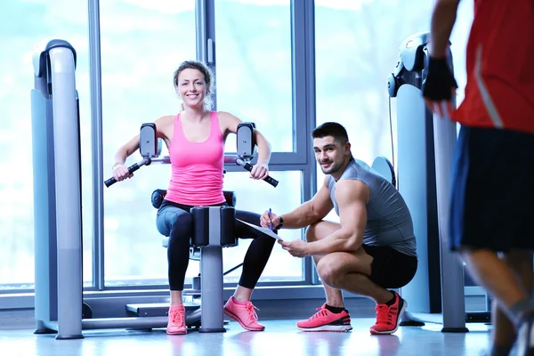 Mujer haciendo ejercicio con su entrenador personal —  Fotos de Stock