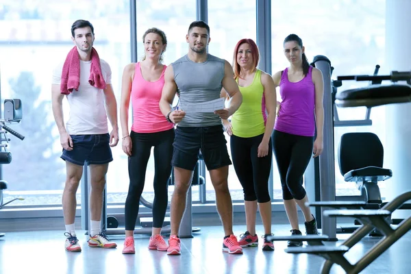 Groupe de personnes faisant de l'exercice au gymnase — Photo