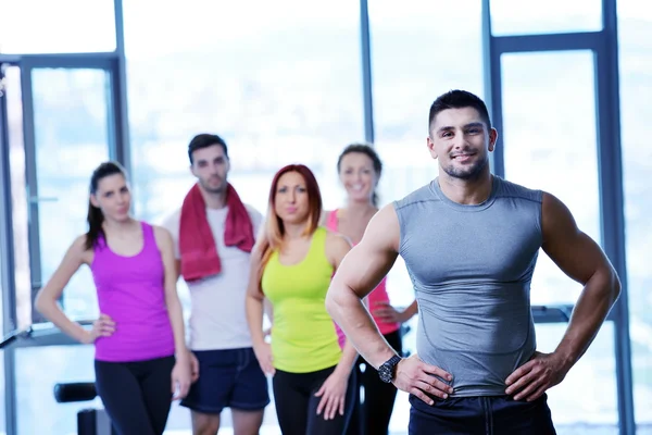 Groupe de personnes faisant de l'exercice au gymnase — Photo