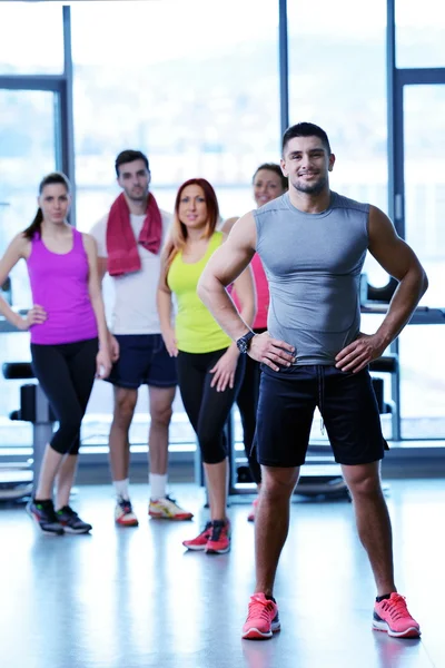 Groep mensen trainen op de sportschool — Stockfoto