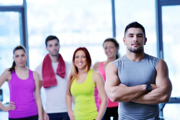 Grupa ludzi, ćwicząc na siłowni — Zdjęcie stockowe