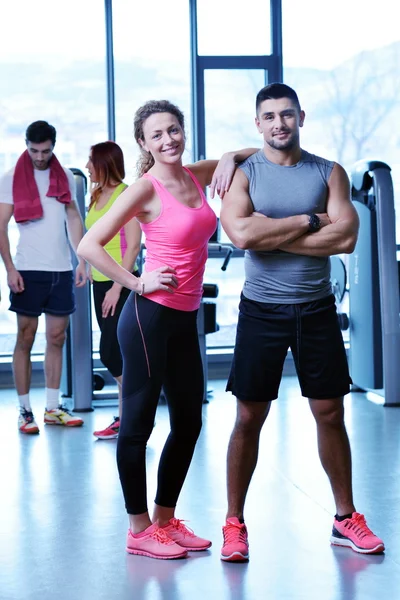 Grupo de personas que hacen ejercicio en el gimnasio —  Fotos de Stock