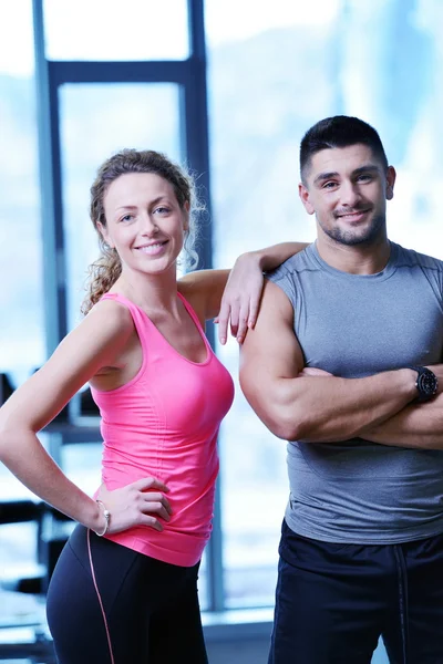 Aantrekkelijke paar in de sportschool — Stockfoto