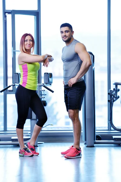 Jeune couple au gymnase — Photo