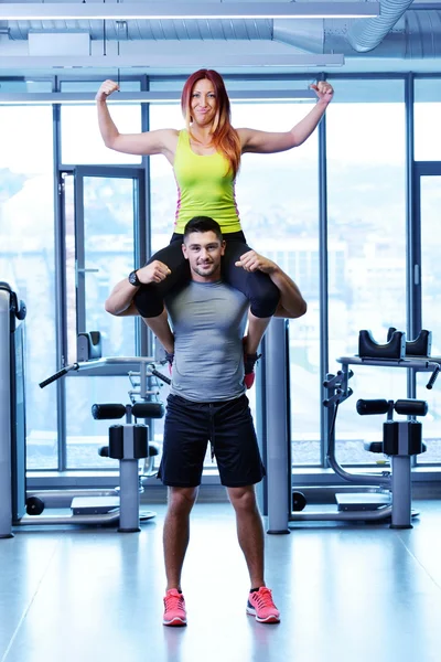 Ungt par på gymmet — Stockfoto
