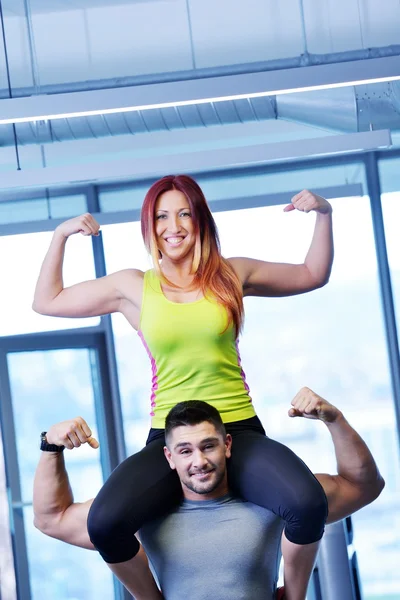 Jong koppel op de sportschool — Stockfoto