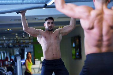 yakışıklı erkek spor salonunda egzersiz