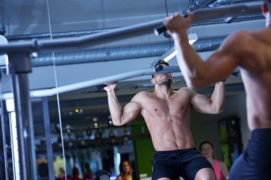 yakışıklı erkek spor salonunda egzersiz