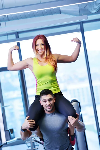 Pareja joven en el gimnasio —  Fotos de Stock