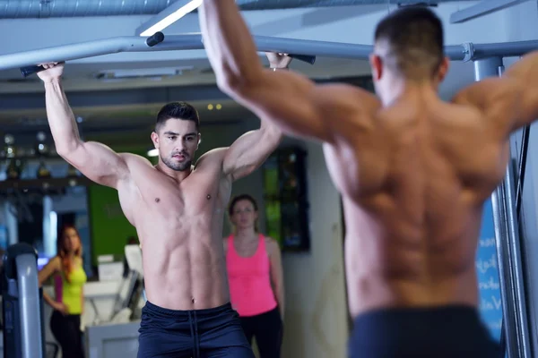 Bell'uomo che si allena in palestra — Foto Stock