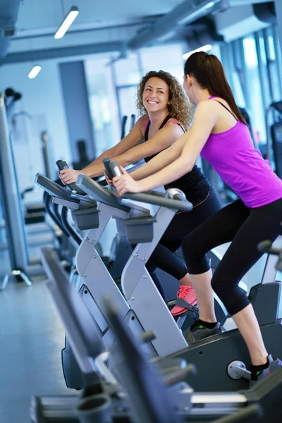 Frauen trainieren im Fitnesszyklus — Stockfoto