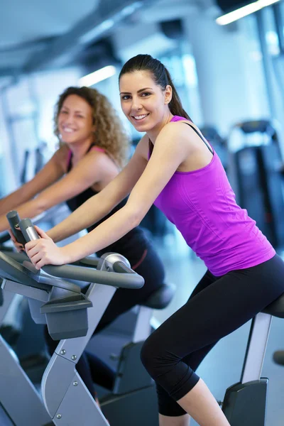 Kobiet pracujących obecnie w cyklu fitness — Zdjęcie stockowe
