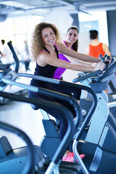 Duas Mulheres Exercitando Ciclo Fitness Ginásio Esportivo Moderno — Fotografia de Stock