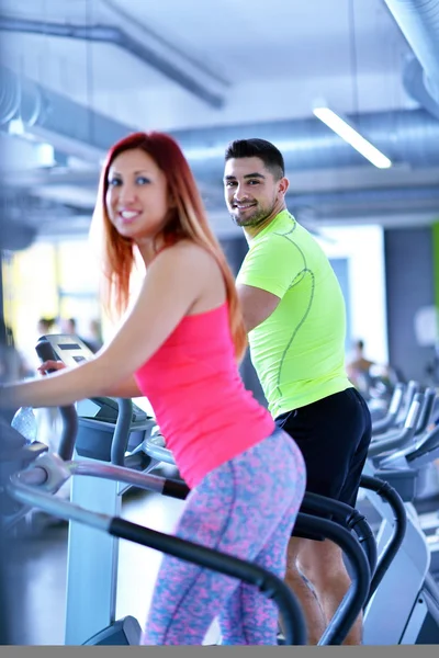 Joven hombre y mujer haciendo ejercicio —  Fotos de Stock