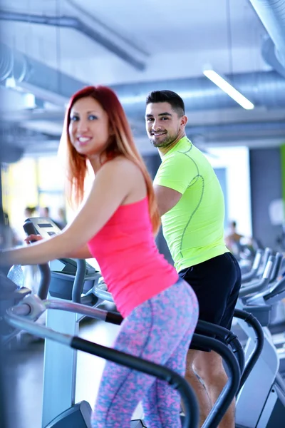 Jonge man en vrouw uit te werken — Stockfoto