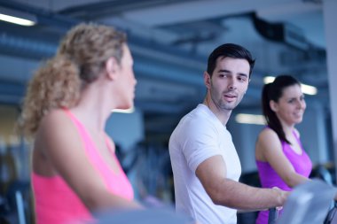 Bir grup insan spor salonunda egzersiz