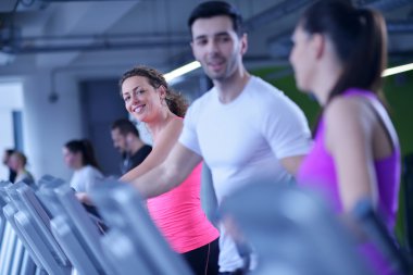 Bir grup insan spor salonunda egzersiz