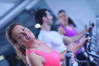 Bir grup insan spor salonunda egzersiz