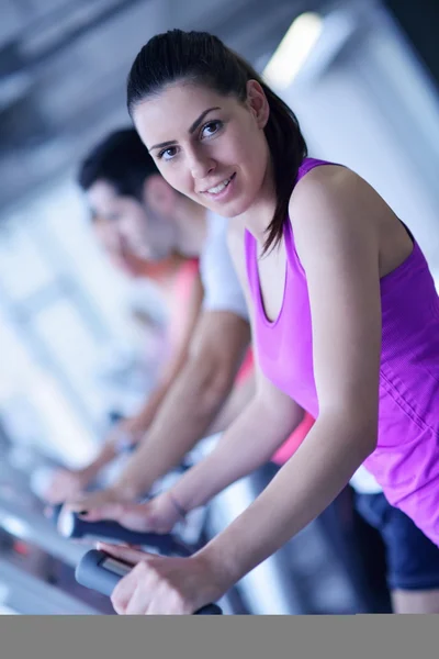 Gruppo Persone Che Allenano Nella Moderna Palestra Sportiva — Foto Stock