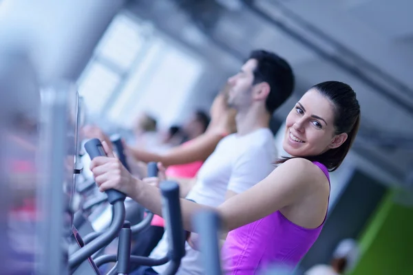 Grupp människor som tränar på gym — Stockfoto