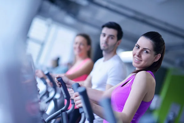 Grupp människor som tränar på gym — Stockfoto