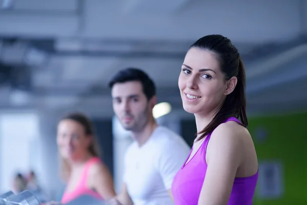 Grupp människor som tränar på gym — Stockfoto