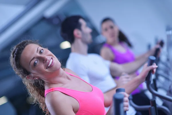 Bir grup insan spor salonunda egzersiz — Stok fotoğraf