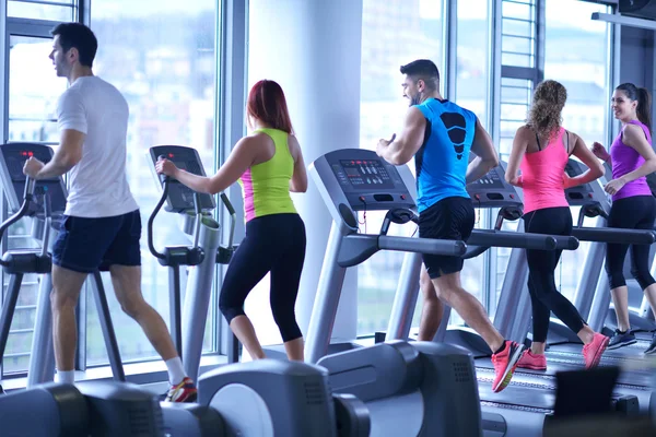 Grupo de personas en cintas de correr —  Fotos de Stock